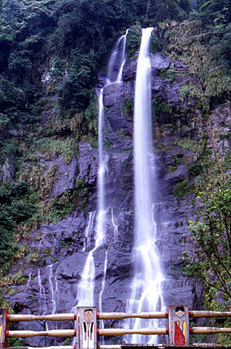 這張圖片的 alt 屬性值為空，它的檔案名稱為 Wulai-Waterfall.jpg